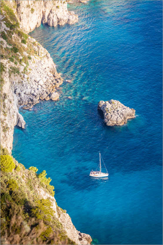 Poster Sailing boat in blue bay on Capri