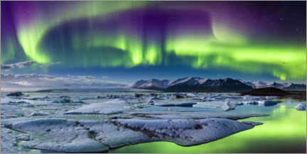 Poster  Iceland: Auroras above the glacier lagoon (panorama) - Sascha Kilmer