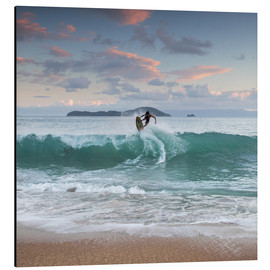 Aluminiumtavla  Surfing at sunset in paradise - Alex Saberi
