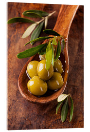 Akrylglastavla  Spoon with green olives on a wooden table - Elena Schweitzer