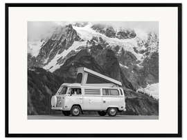 Inramat konsttryck  Camping bus in front of a mountain landscape - Moritz Wolf